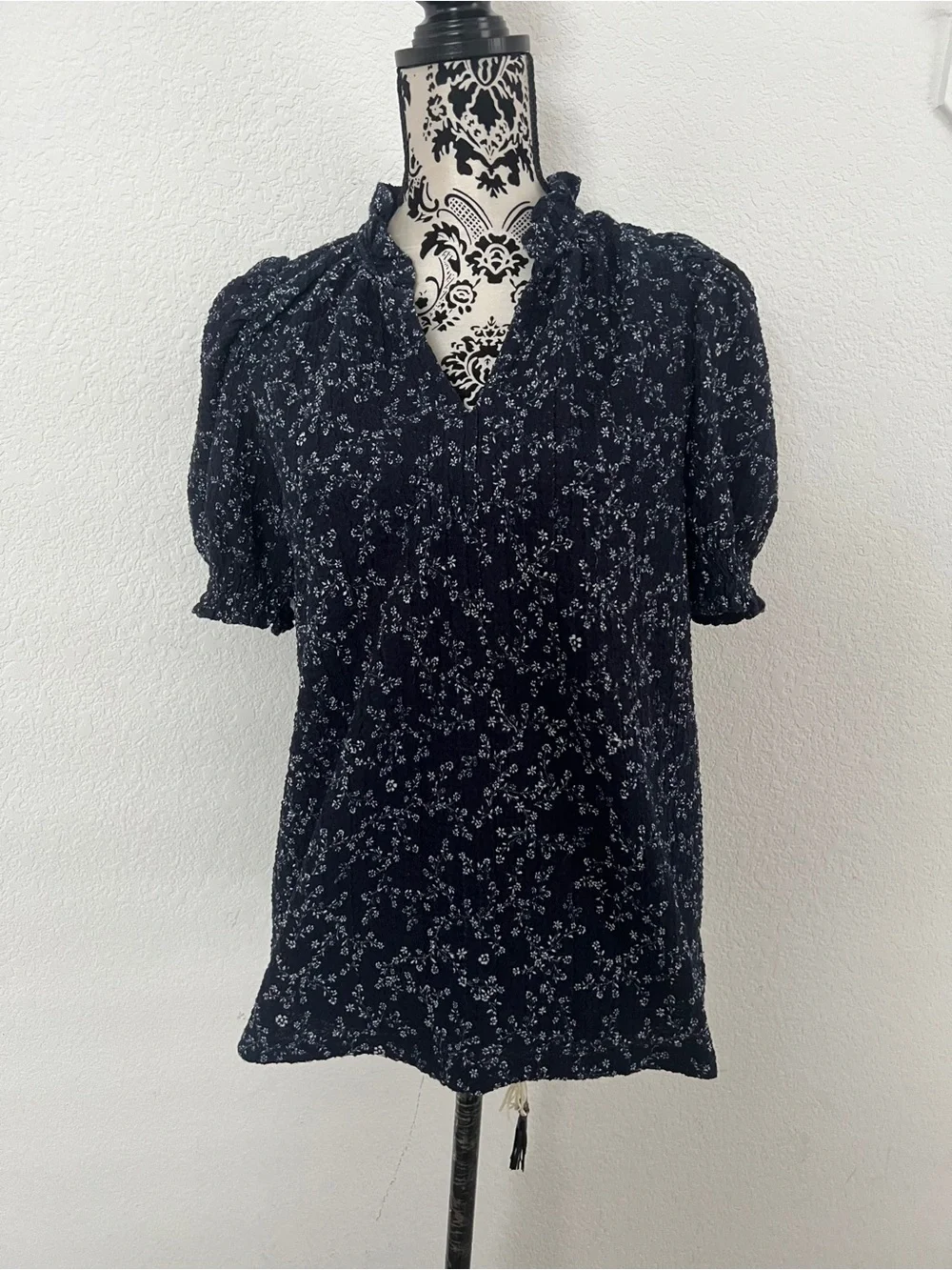 LOFT Navy Blue Floral Ruffle Puff Sleeve V-Neck Blouse Size Small